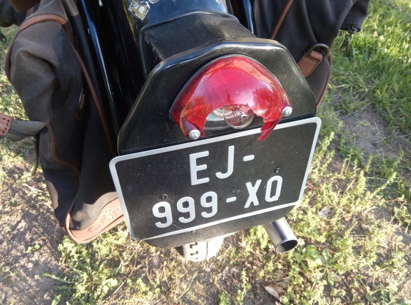 Feu arrière Enfield 350 india.jpg