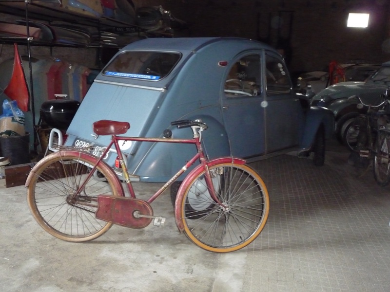 vélo et 2CV.JPG