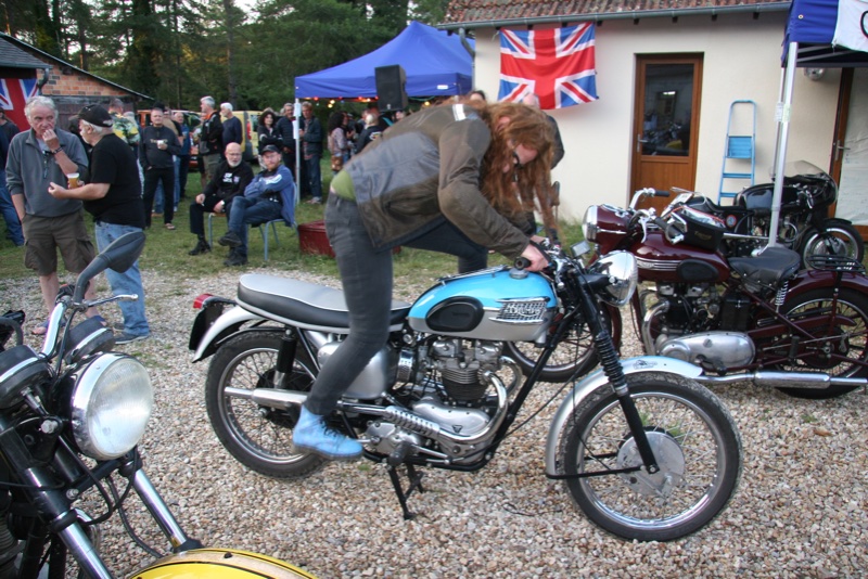 Isa démarre sa T120 C 1961.JPG