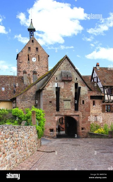 porte-haute-in-riquewihr-alsace-france-hh9y54.jpg