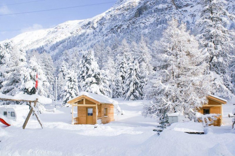 wintercamping-campingplatz-morteratsch-holzhaeuser-1024x682.jpg
