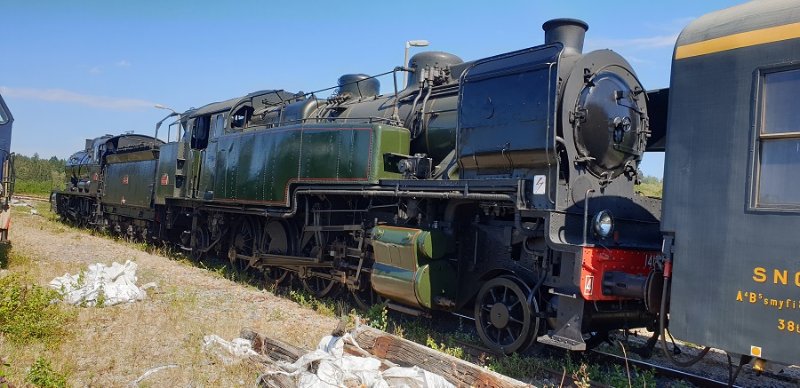Photo 2 - 2 locos type 141 et 140.jpg