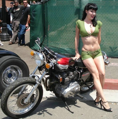 Bimbo et une TRIUMPH Trois cylindres.jpg